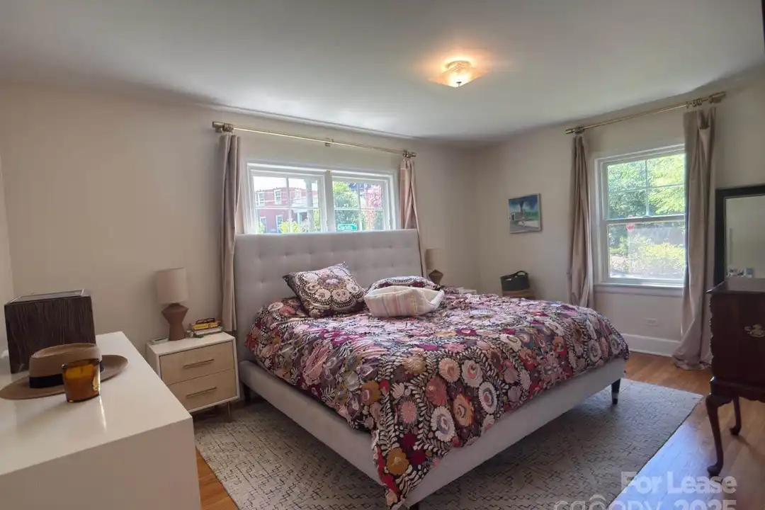300 Charlotte St - View 4