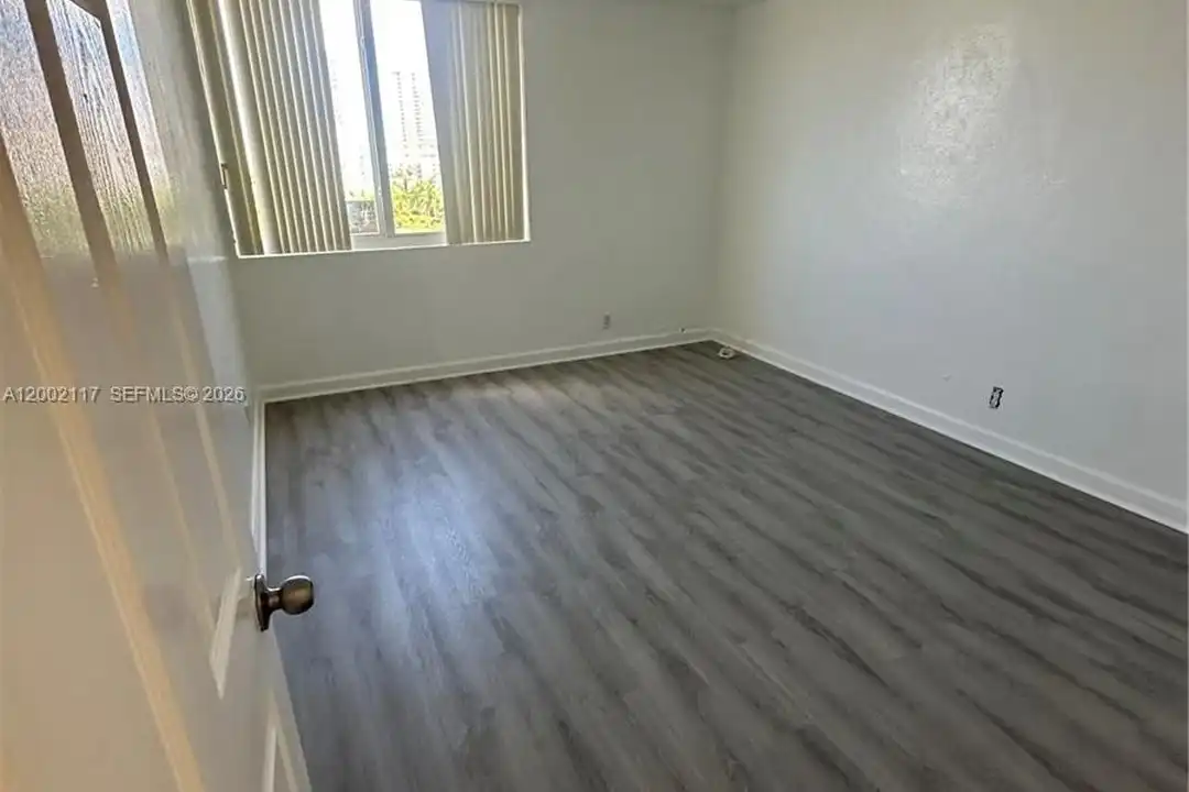 Apartment in Miami - View 4