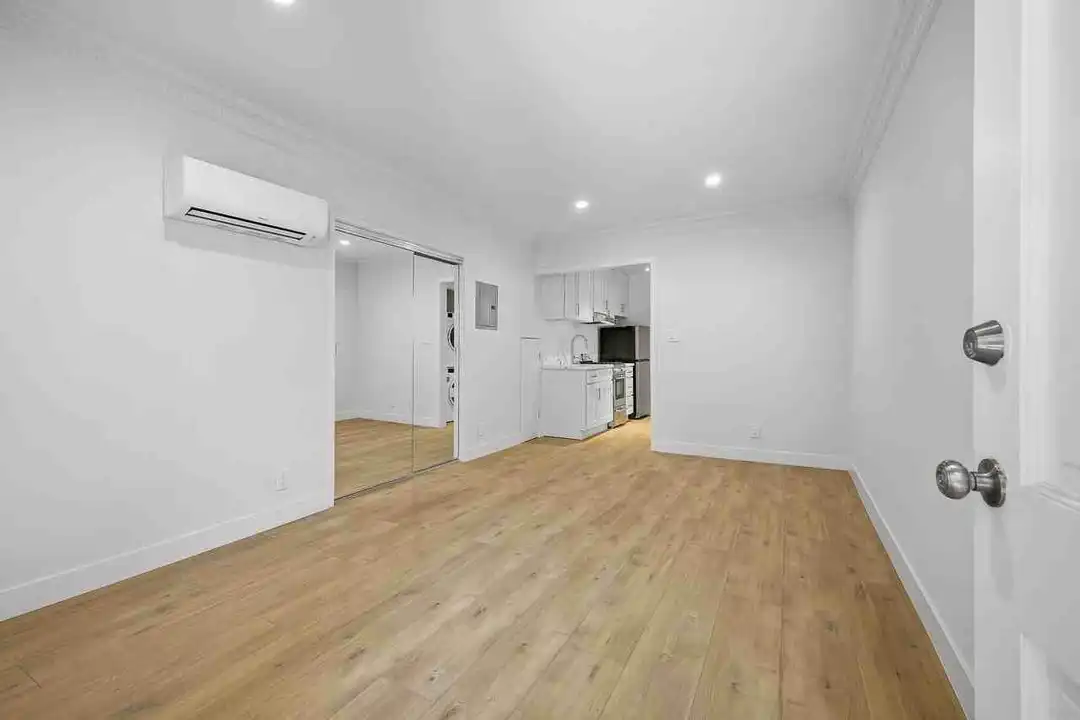 Apartment in Los Angeles, Pico-Union - View 3