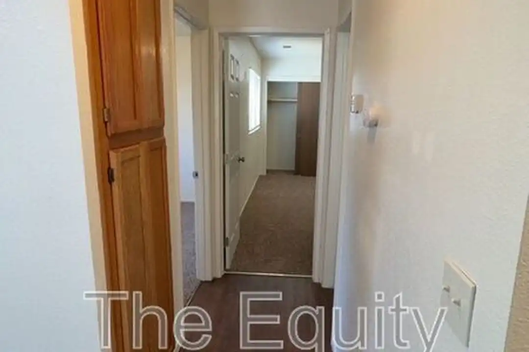 4316 W Douglas Ave - More