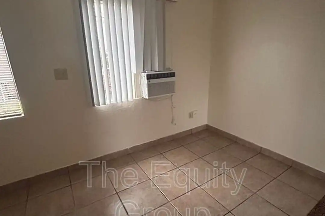Apartment in Hanford - More