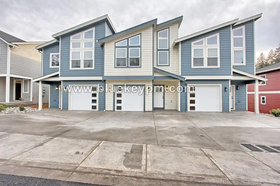 209 Cloverdale Rd unit A – photo 1 of 14