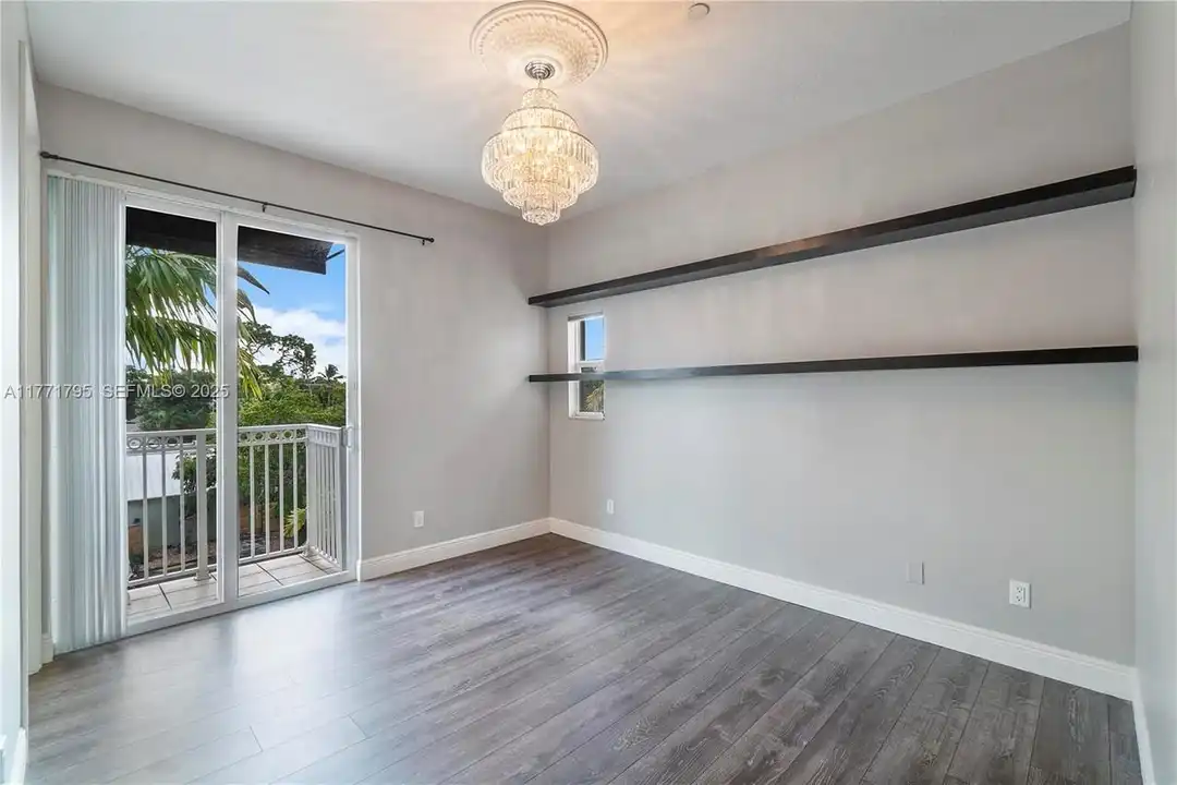 407 SE 13th St - View 5