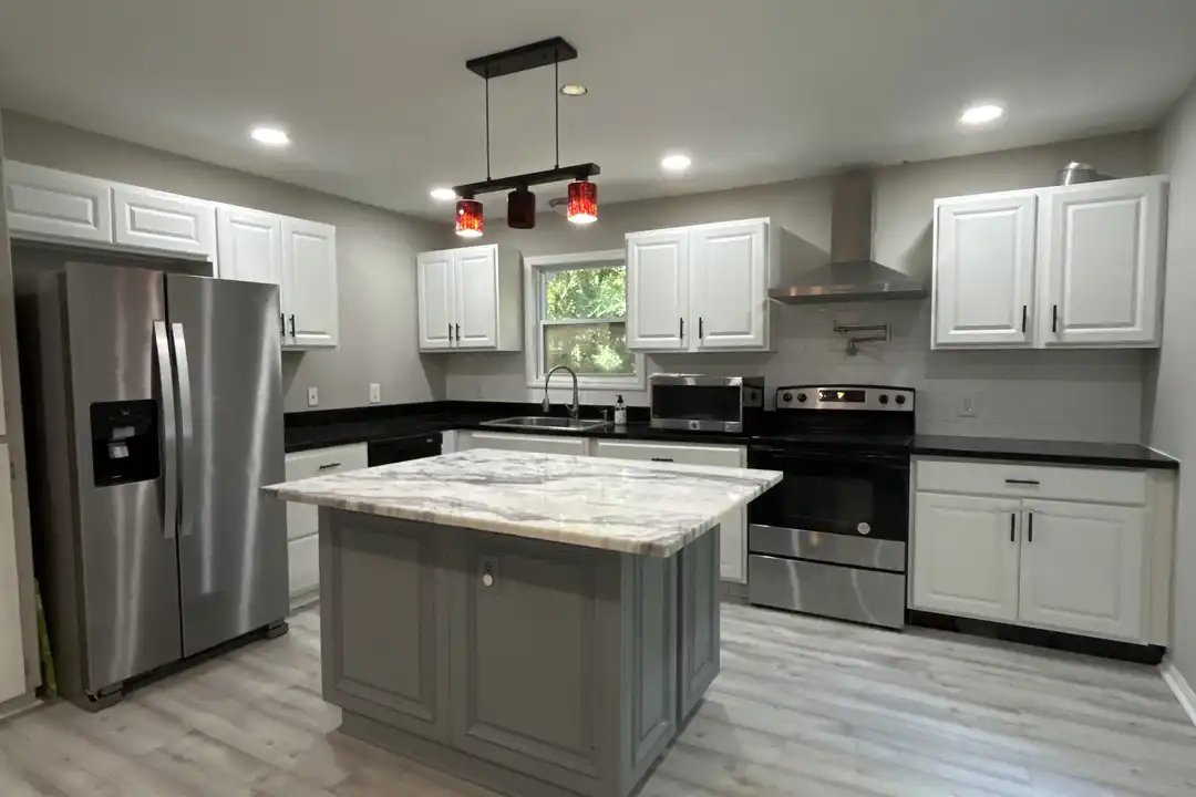 555 Glencove Dr – photo 1