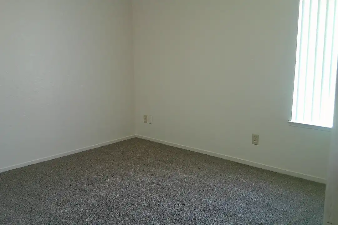 Lindsay Apartments – photo 1