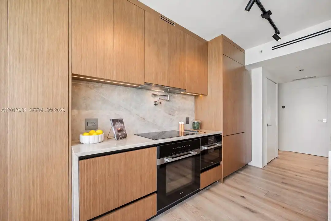 6365 Collins Ave - More