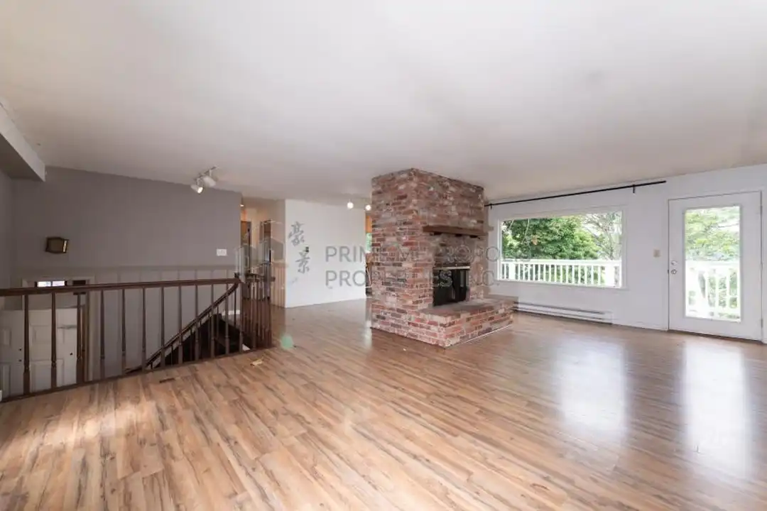 10706 Lakeside Ave NE - View 5
