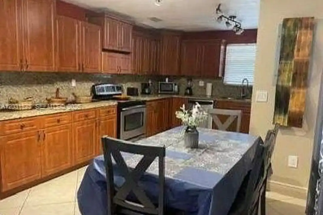3220 NW 16th St #1 - View 5