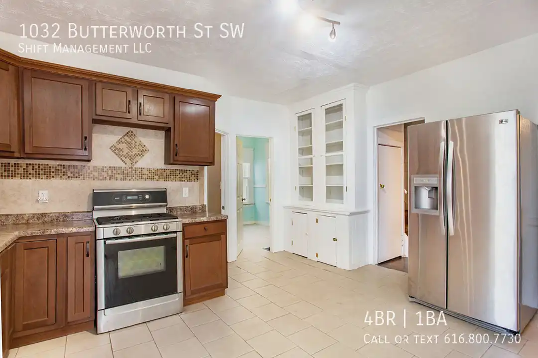 1032 Butterworth St SW - View 4