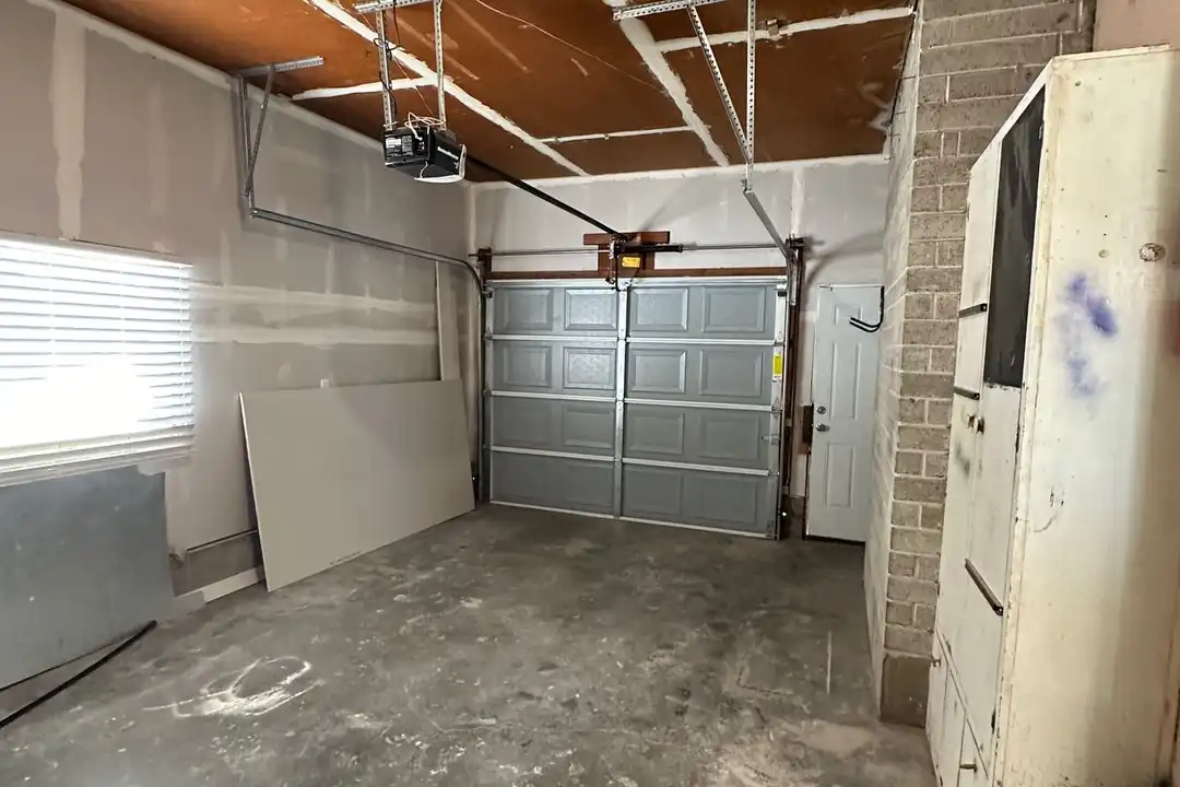 906 E Elm St - View 6