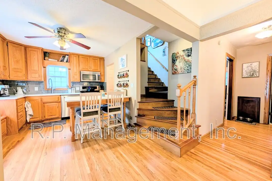 4537 S 31st Ave - More