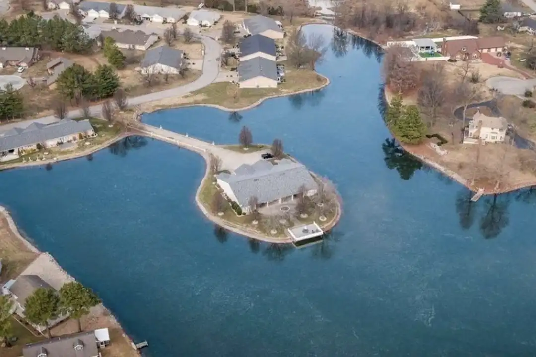 633 Lake Harbor Dr – photo 1 of 10