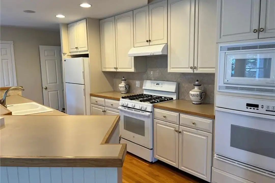 611 Wolcott Ave - More