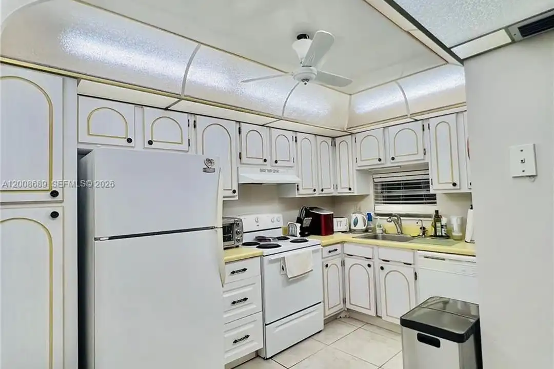 Apartment in Pembroke Pines - View 3