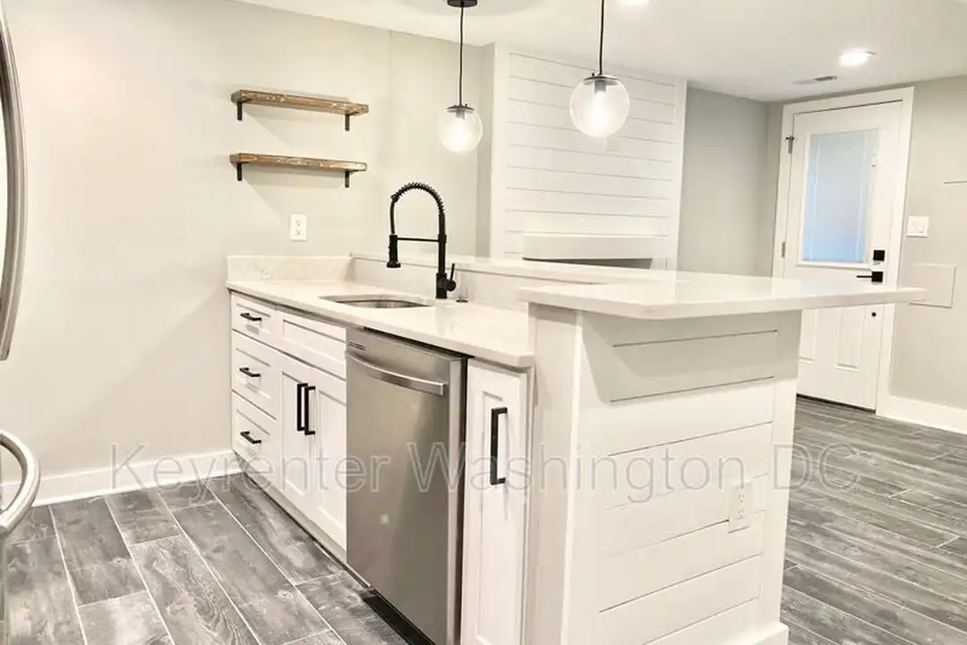 Apartment in Washington - View 5