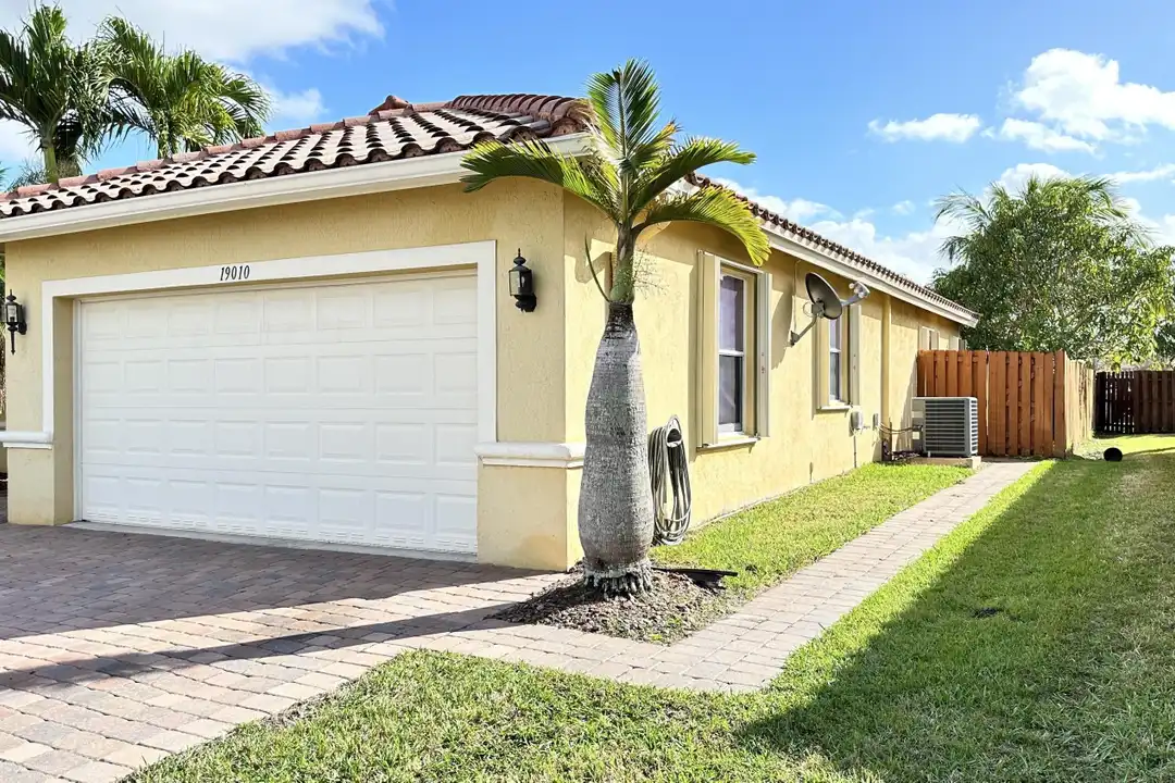 19010 SW 10th St - View 2