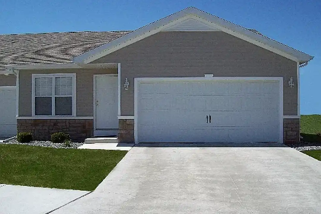 Woodland Creek Townhomes - Saginaw, MI – photo 1