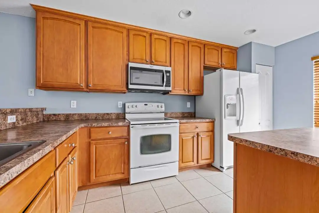 1944 SE High Springs Dr - More