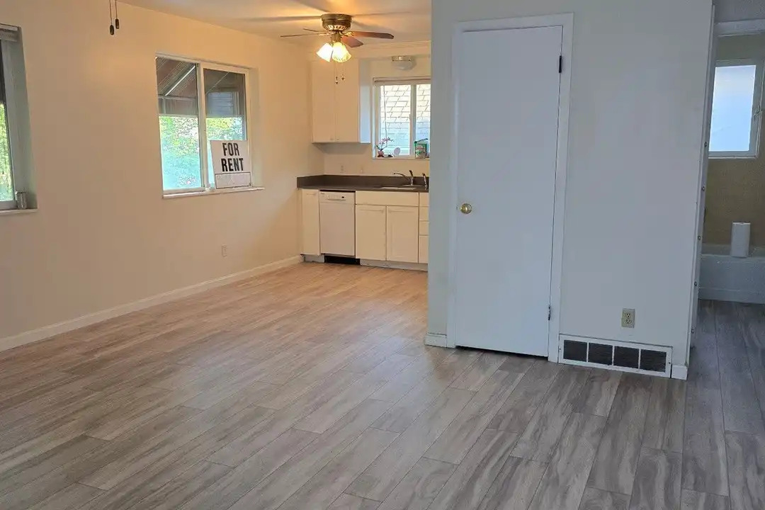 327 D St E – photo 1