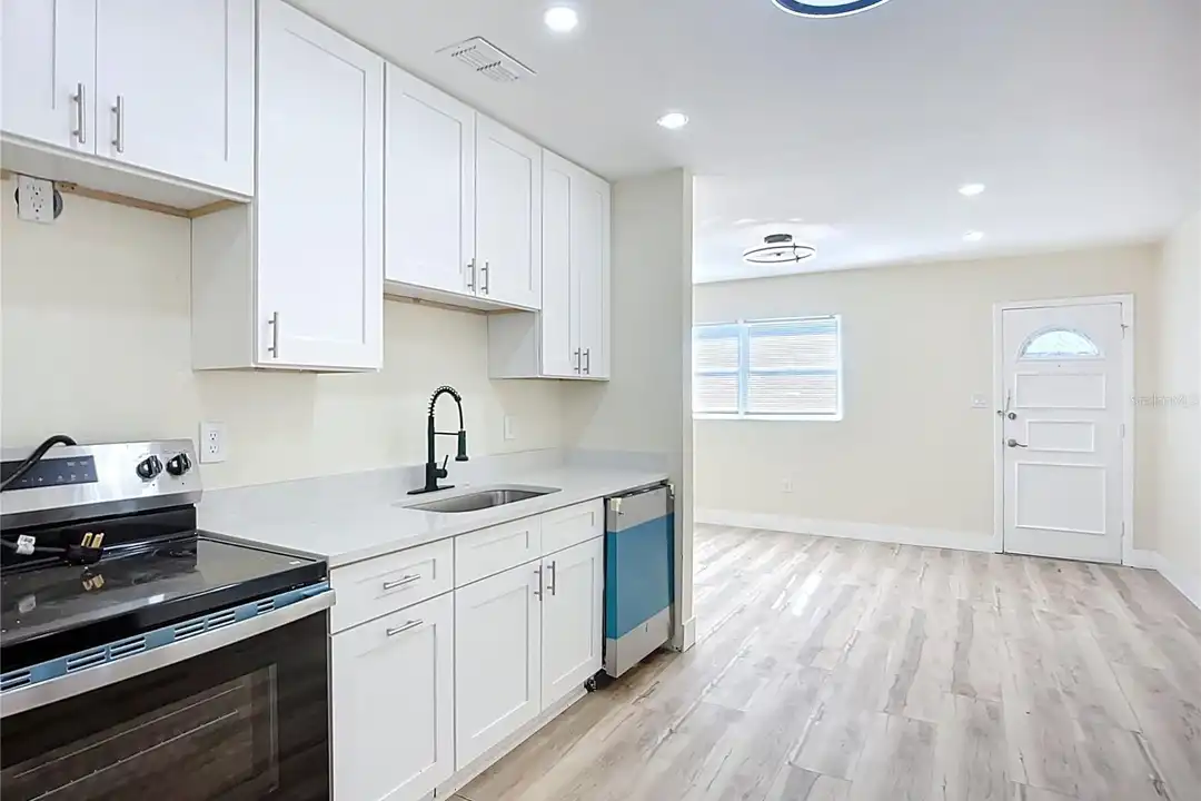 4513 W Gray St – pohled 5