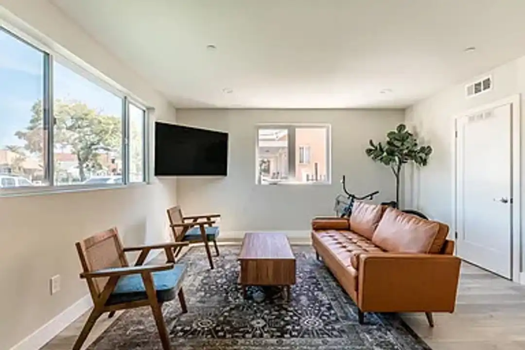 1458 W 37th Pl unit 1458 - Rm 305 - View 4
