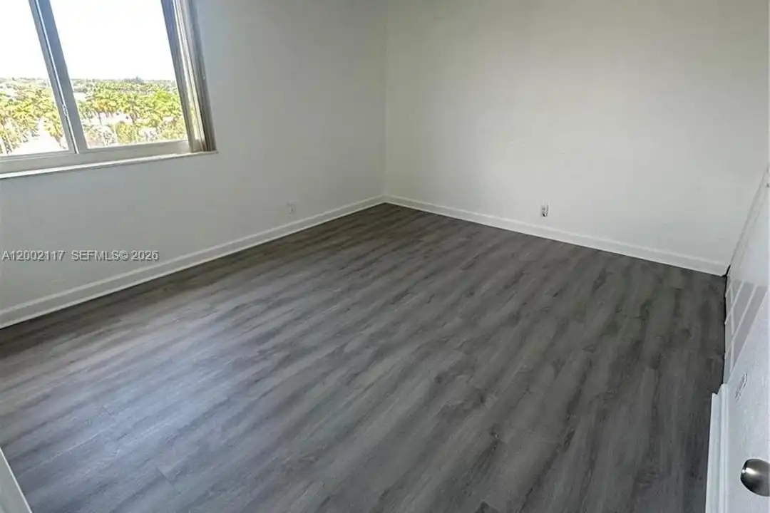 Apartment in Miami - More