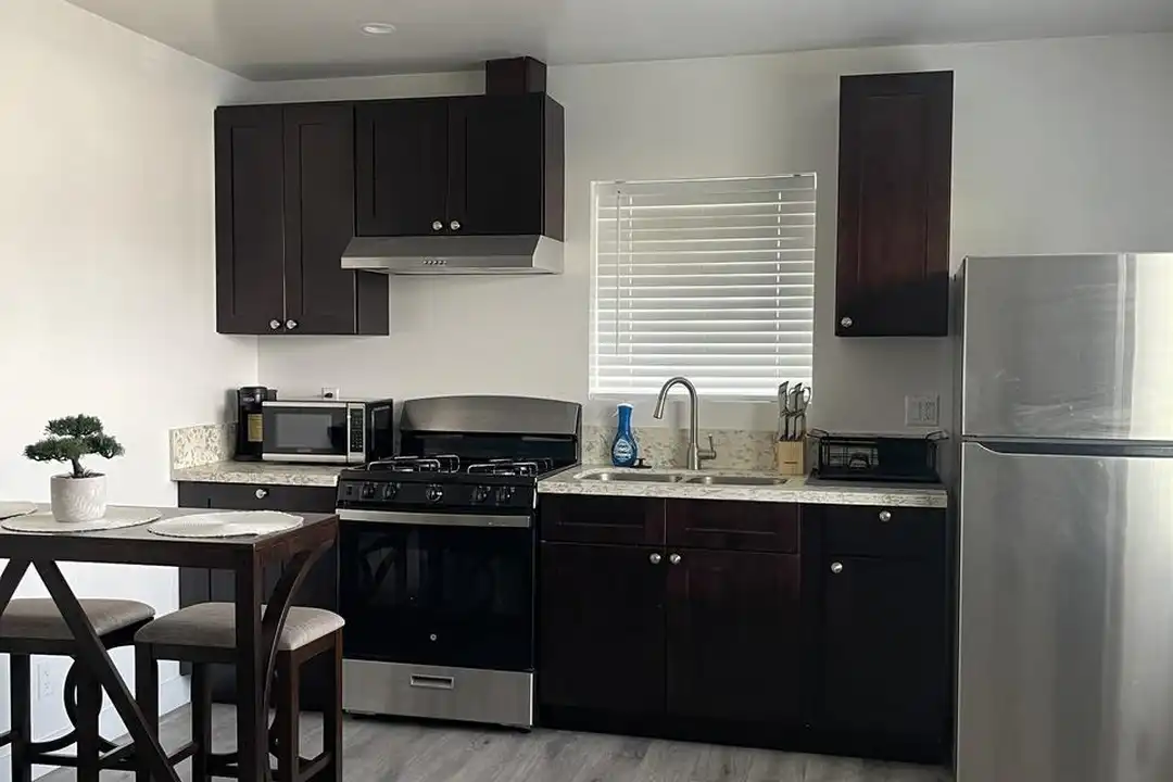 Apartment in Compton - View 2