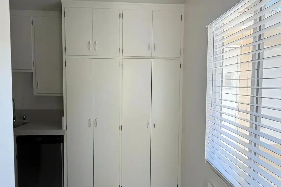 516 E Oak St - View 5