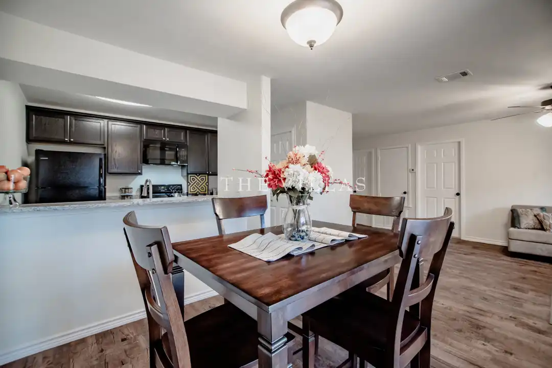 202 Northcross Dr - More