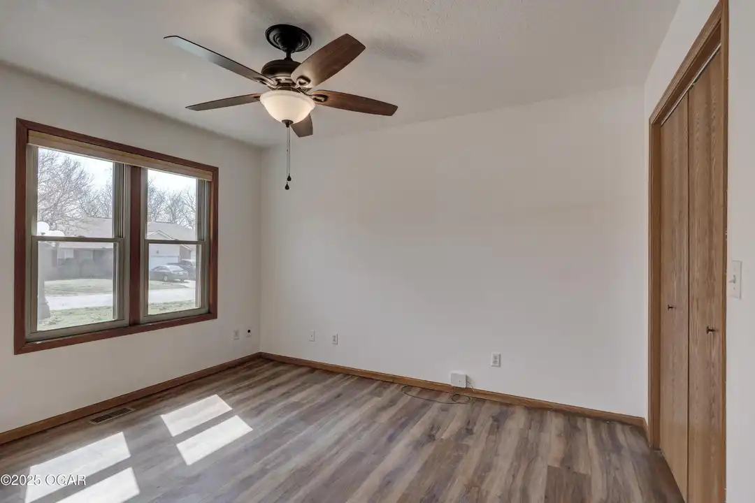 222 W Briarbrook Ln - More