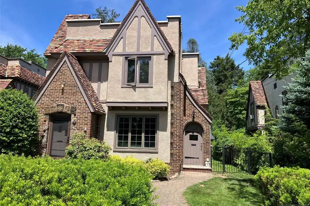 162 Washington Pl - View 2