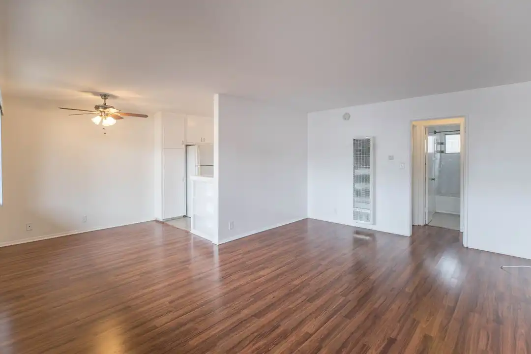 Apartment in Los Angeles - View 2