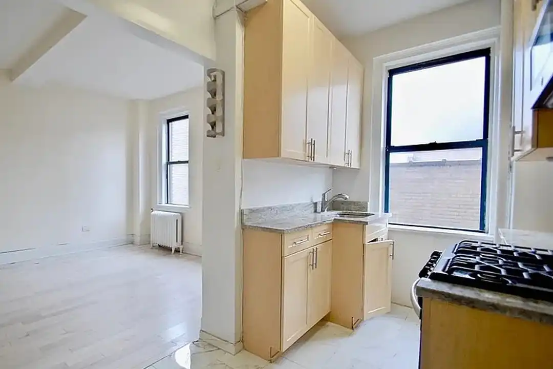 639 W 173rd St unit apt4B - View 3