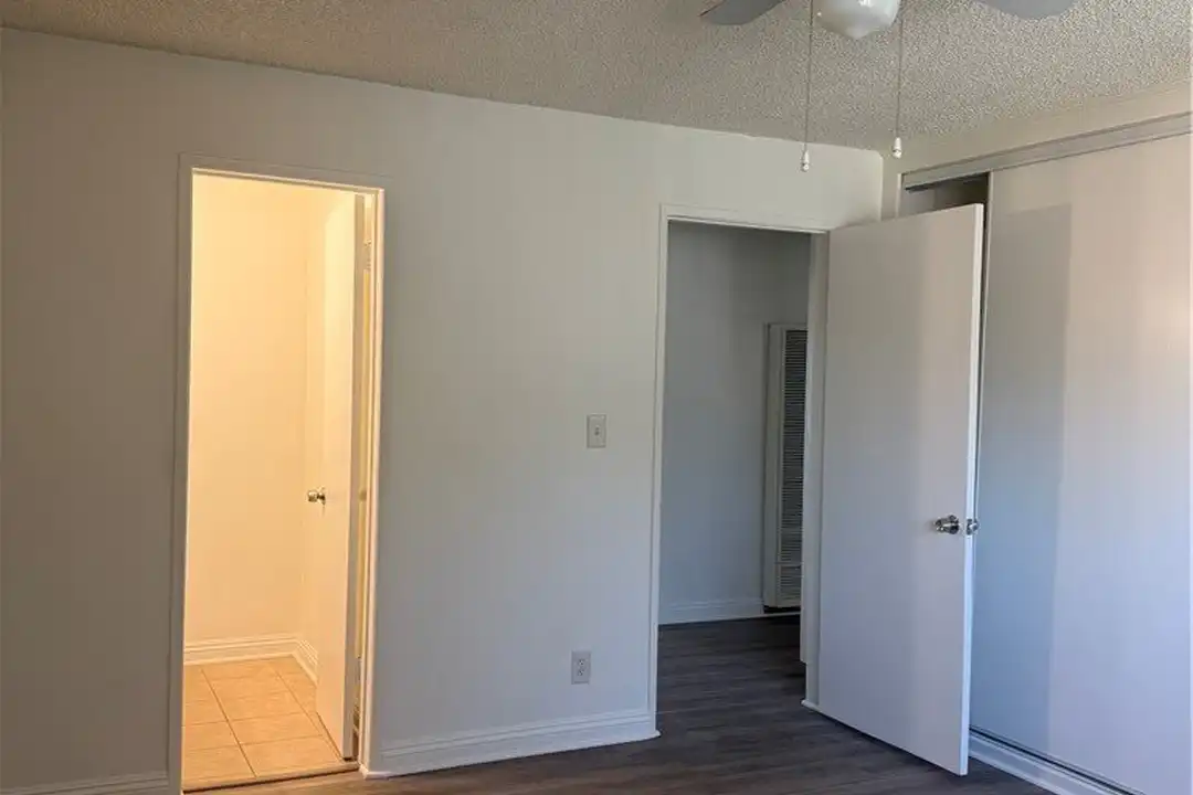 914 W Pine St - More
