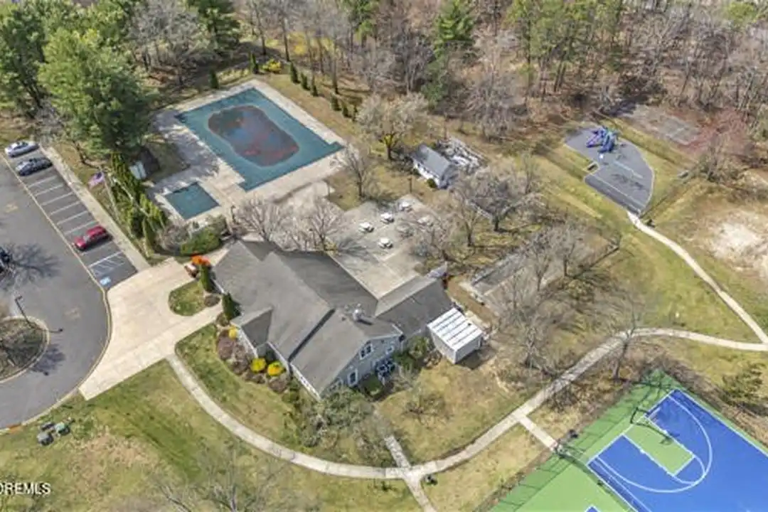 805 Arlington Dr - View 3