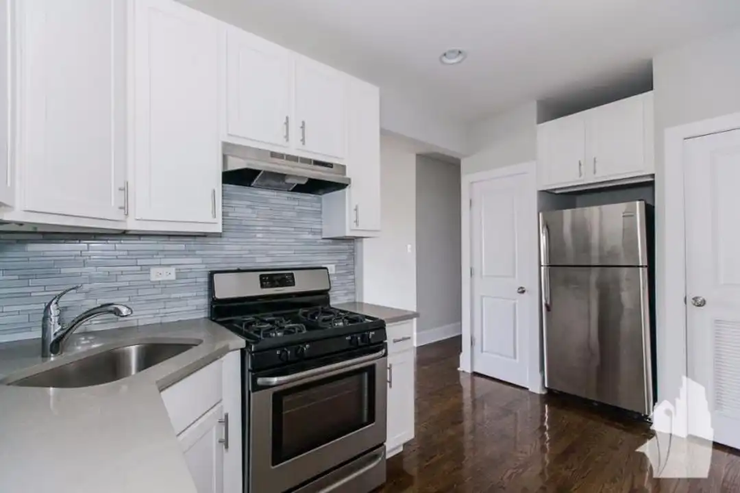 5158 N Leavitt St - More