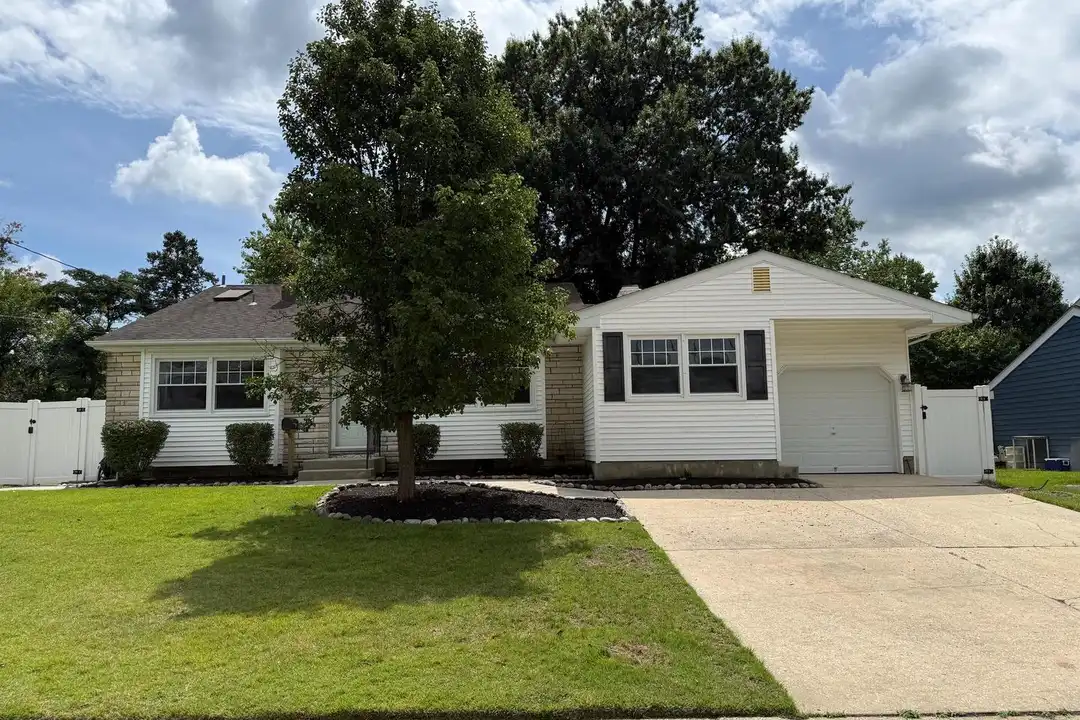 417 Greenview Dr – photo 1 of 38