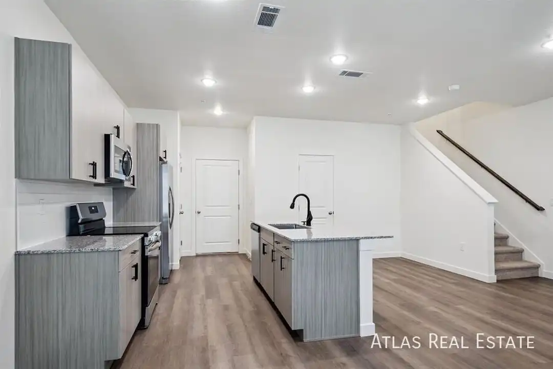 646 Homestead Ave - More