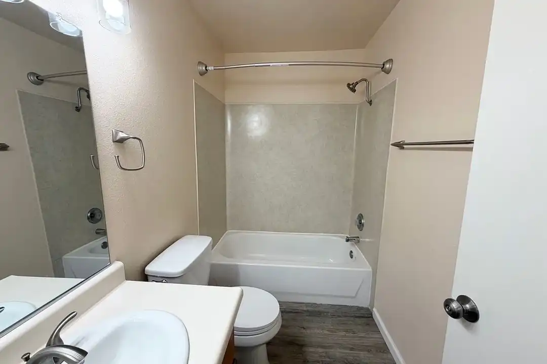 Granada Apartments - View 6