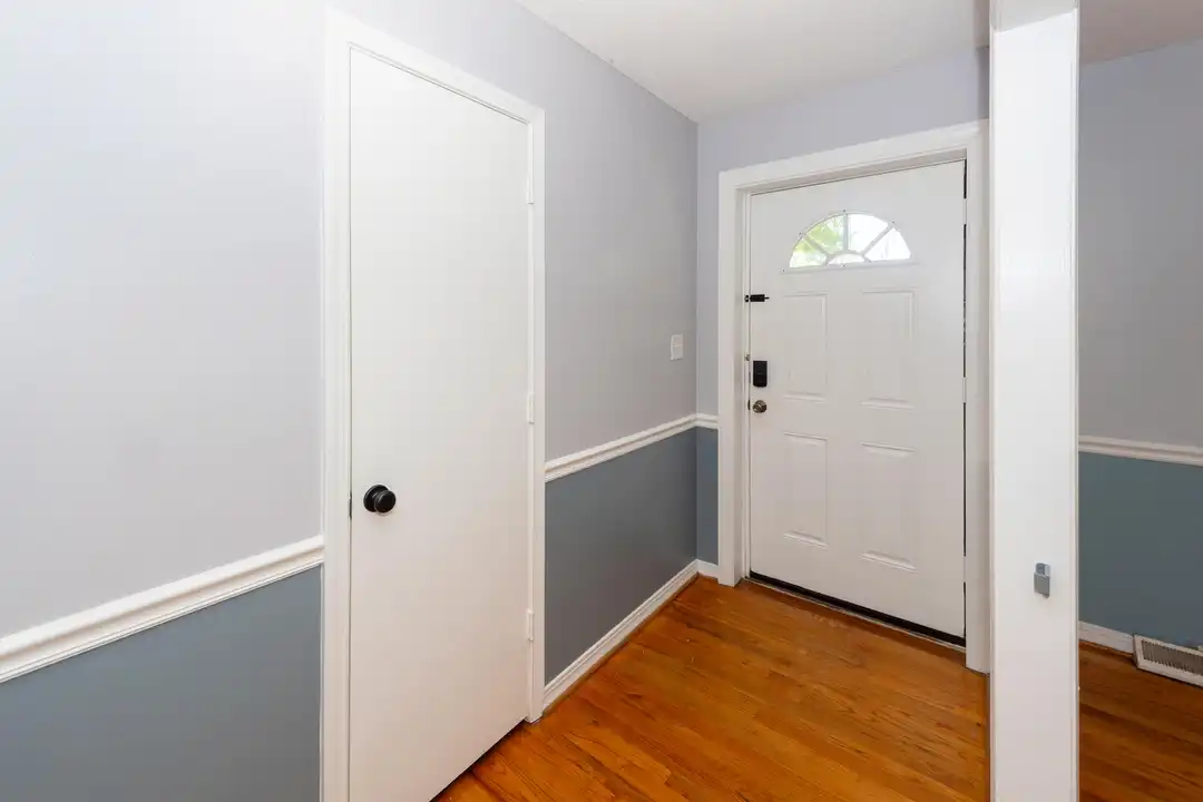 109 Runnymede Ln - View 3