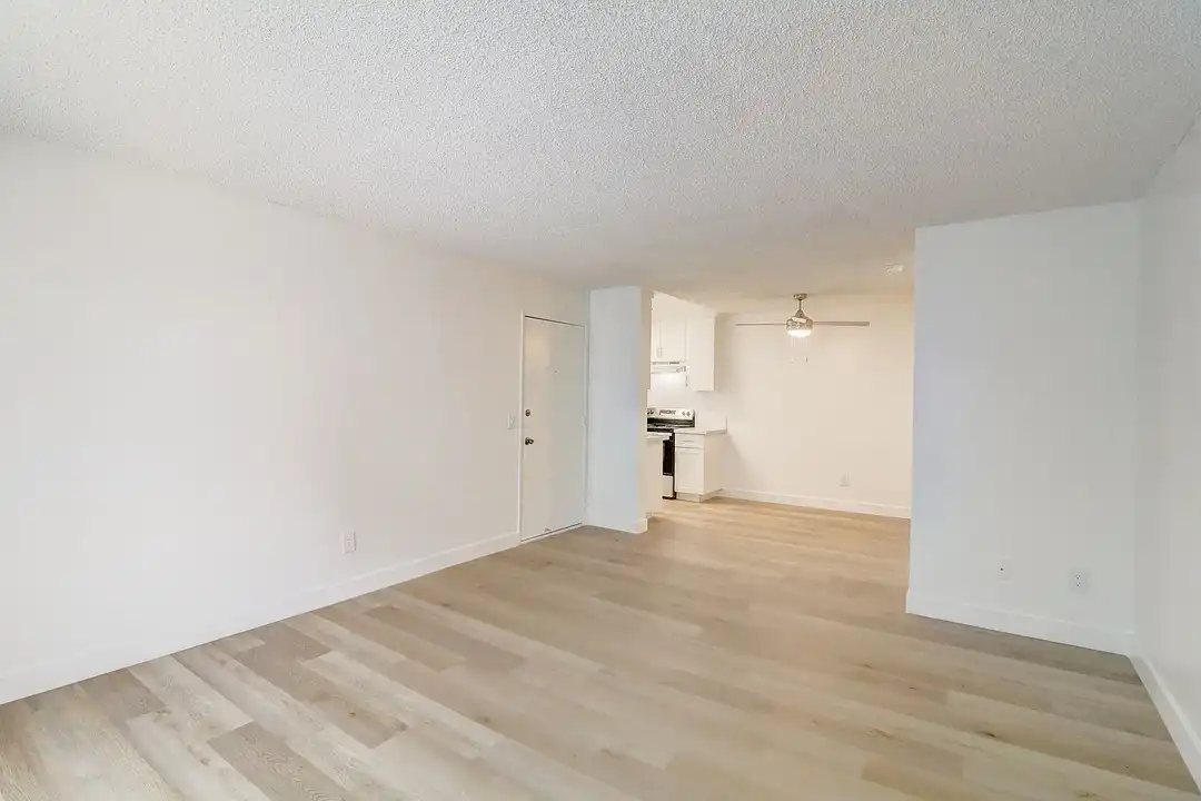 Apartment in Spring Valley - More