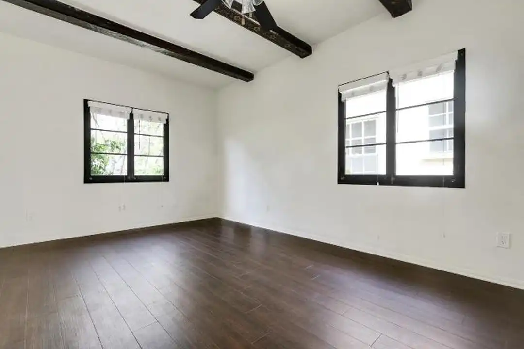 232 S Reeves Dr - More