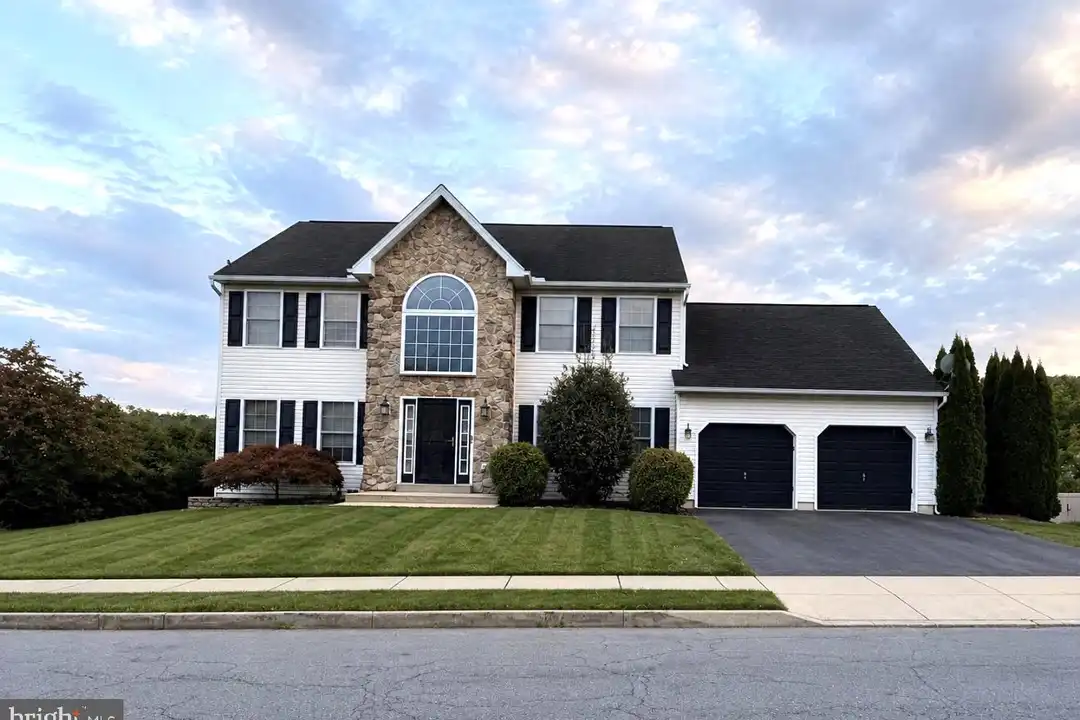 17 Shelly Dr – photo 1 of 23