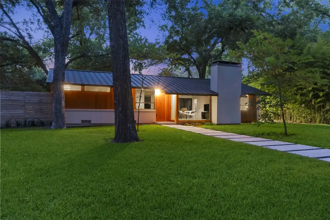 8571 Eustis Ave - View 2