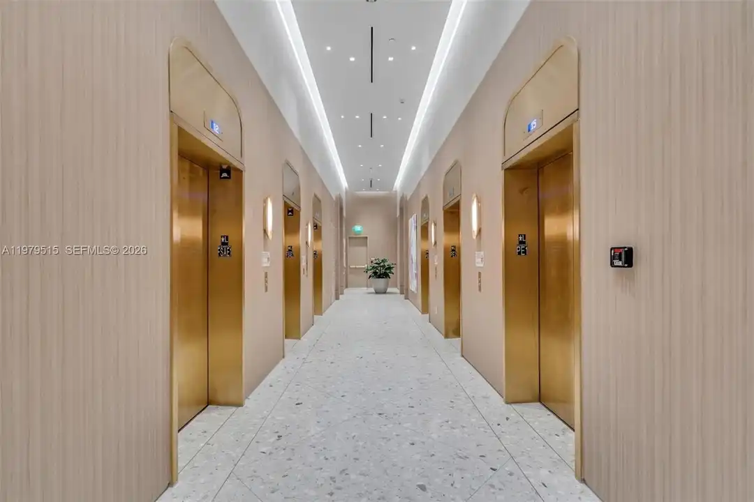 Apartment in Miami, Torch of Friendship - View 3