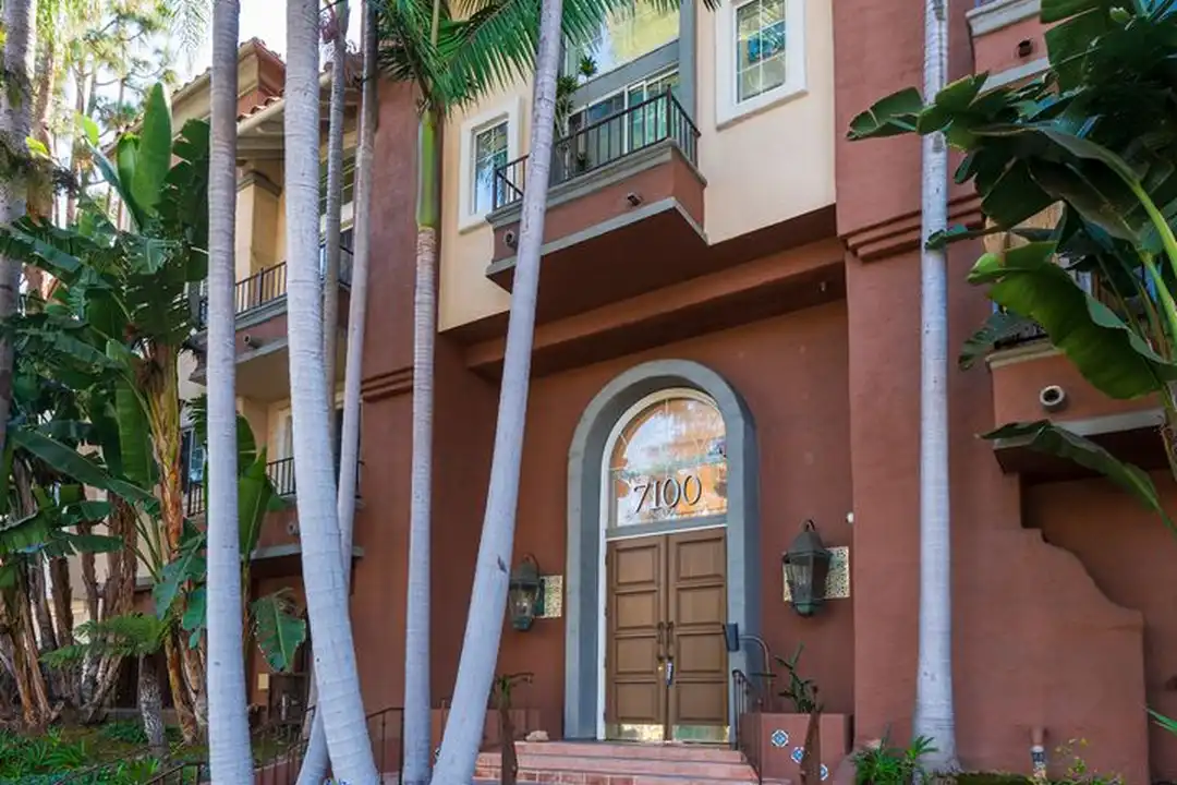 Apartment in Los Angeles - View 4