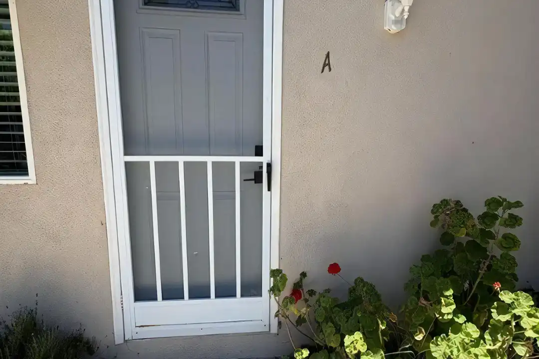 516 E Oak St - View 2
