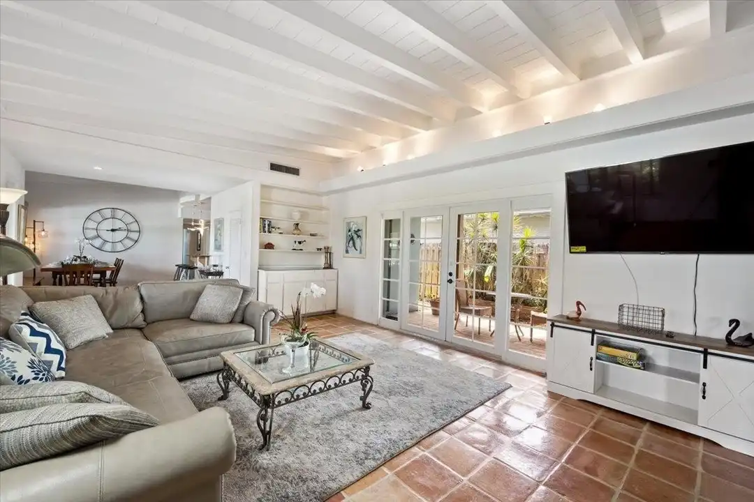 2201 N Lakeside Dr - View 5