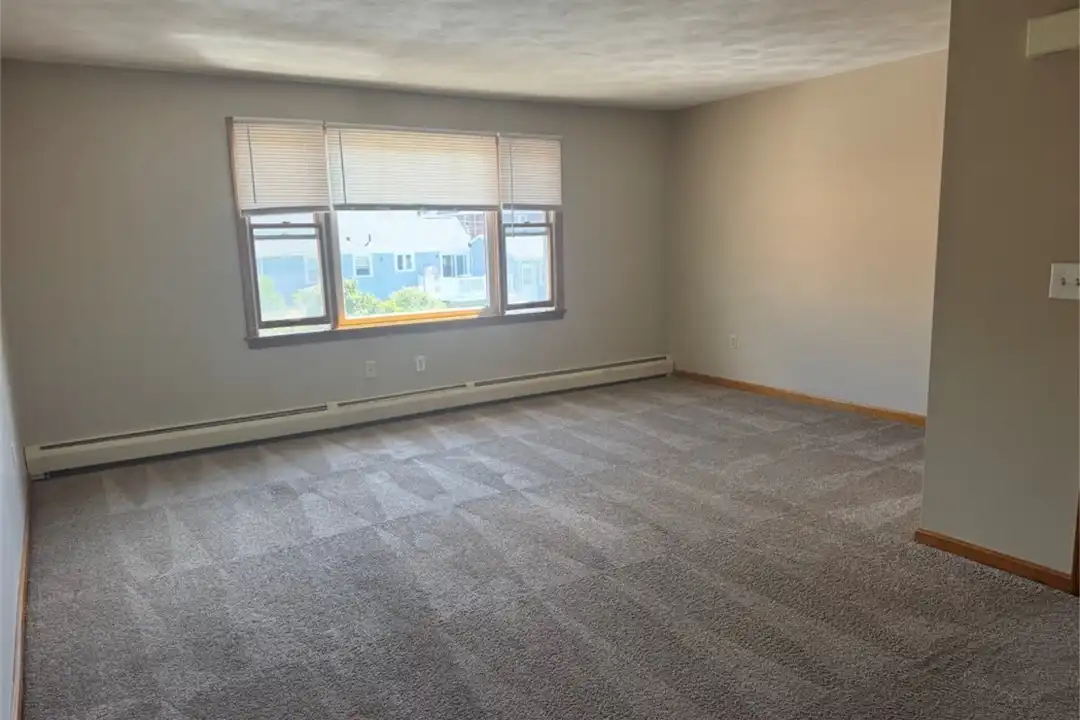 Apartment in Warren - View 3