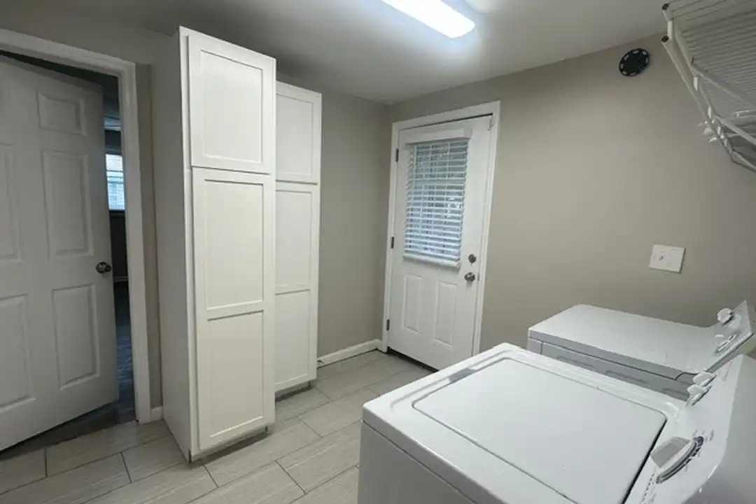 8032 Lexington Dr – pohled 6
